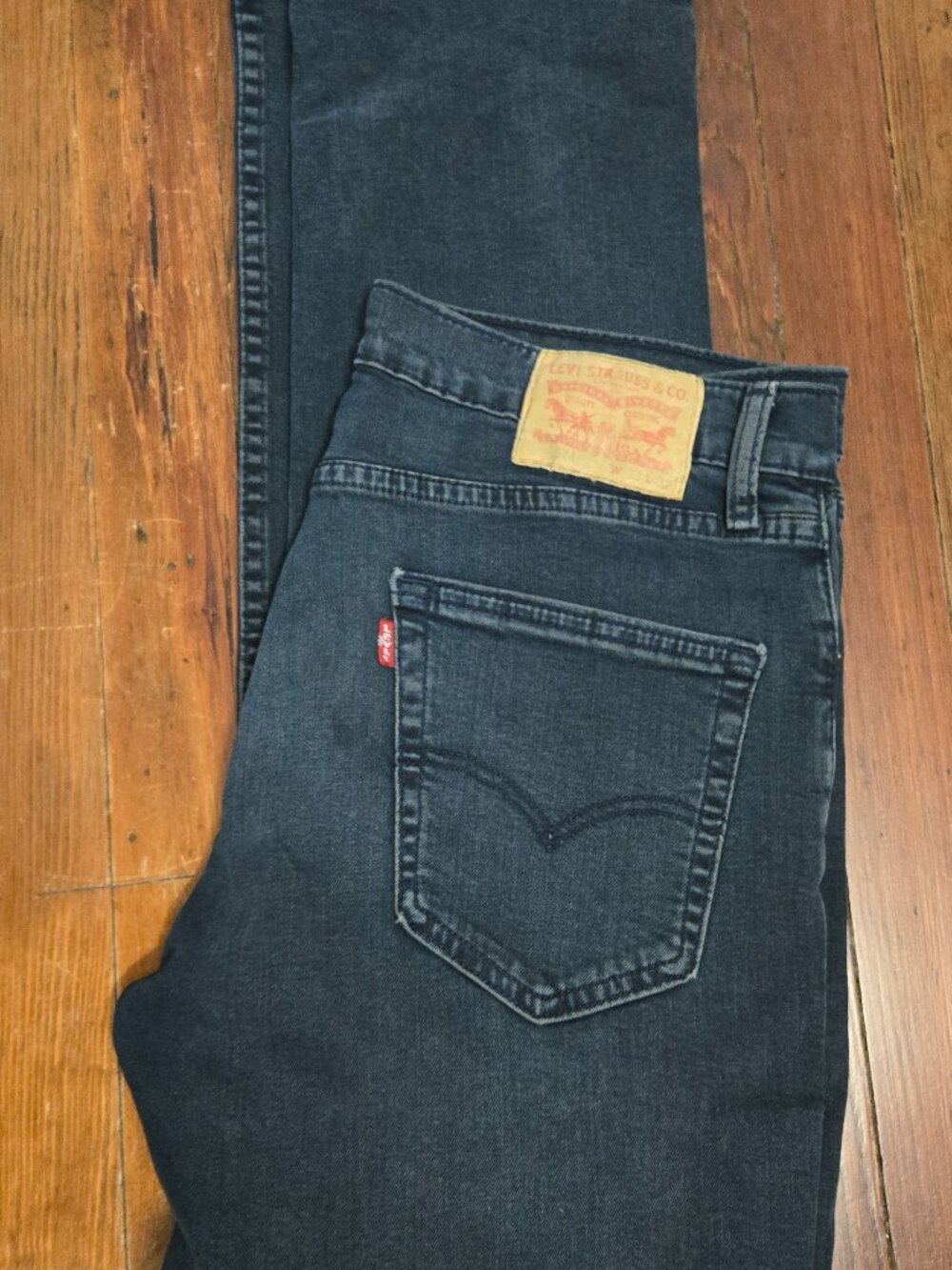 Levi M Dark Denim Jeans 33w 32l great condition